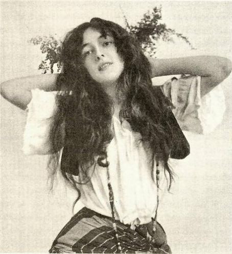 红色丝绒秋千架上的少女:伊芙琳·内斯比特evelyn nesbit