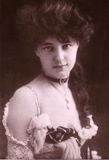 红色丝绒秋千架上的少女:伊芙琳·内斯比特evelyn nesbit