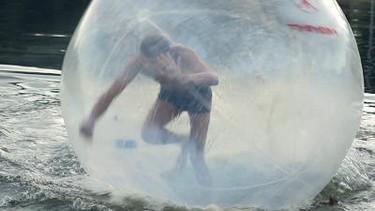 涉水海报