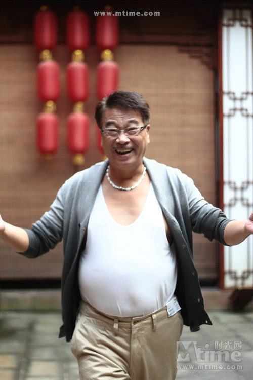 烂泥一般的德叔,遇上了为重整火龙剧团而奔波的小健.